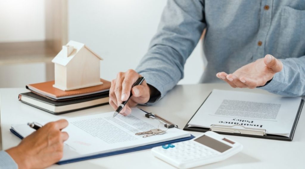 agente corretor e cliente segurando caneta, o tomador do seguro e explica a discussão sobre a oferta de empréstimo hipotecário e seguro de casa. corretora de seguros