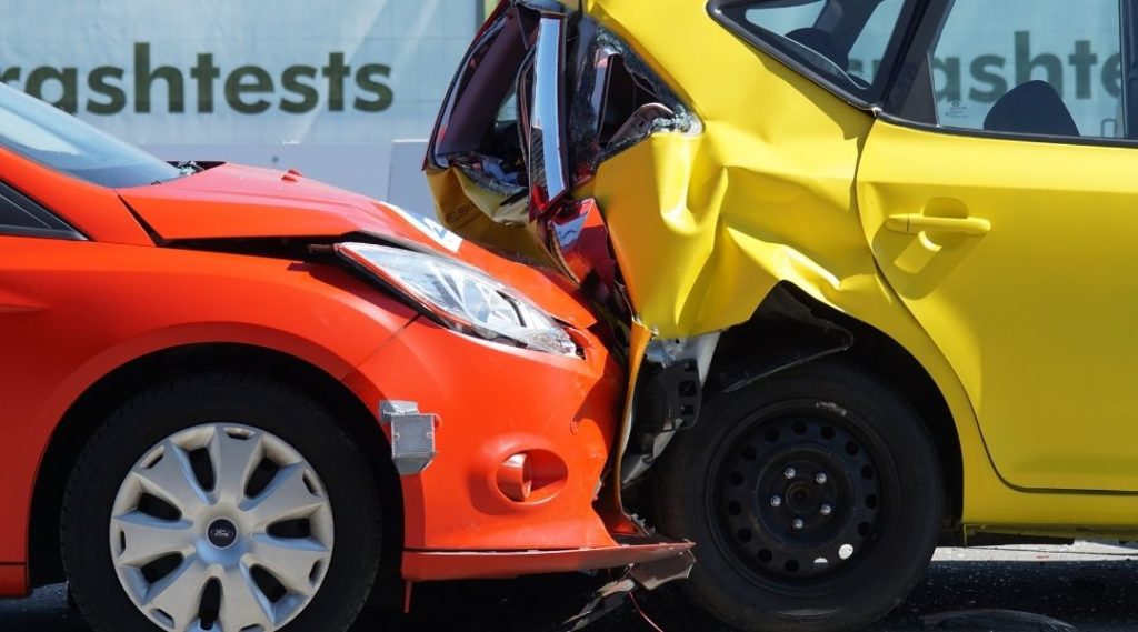 Carros em um teste de colisão. Continue aqui e descubra tudo sobre o sinistro no seguro