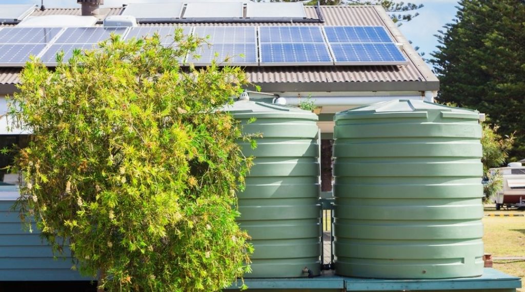 casa com painel solares e duas caixas da água de limpeza realizada