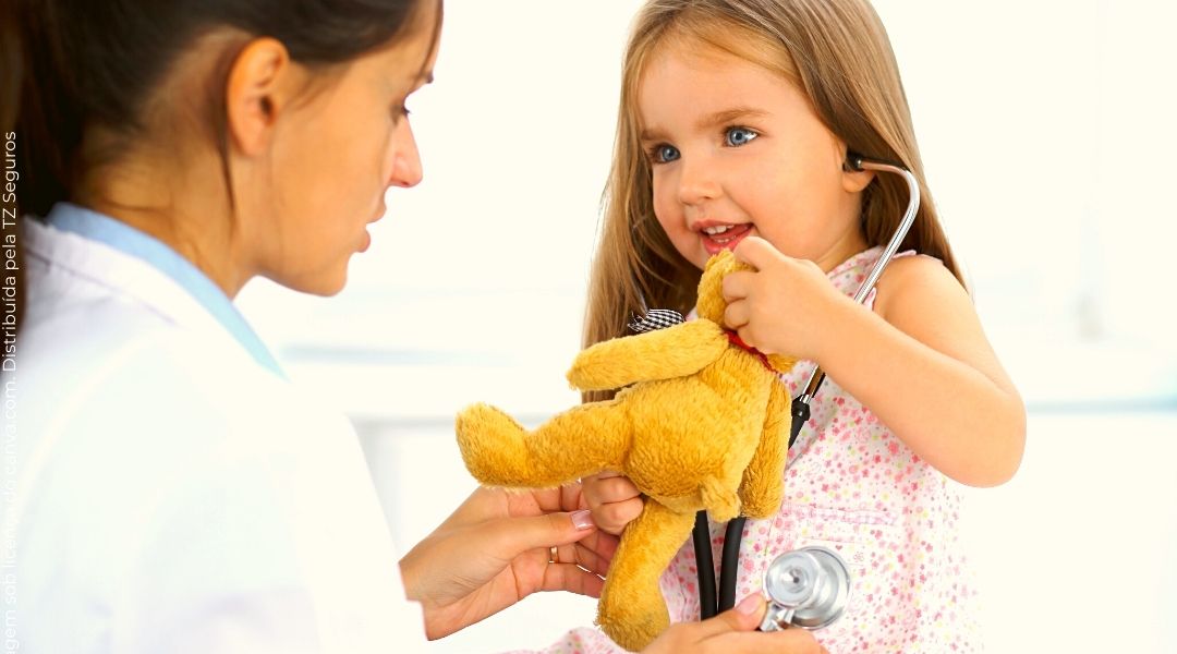Criança segurando um ursinho de pelúcia usando um estetoscópio em uma jovem médica
